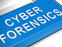 Taste einer Tastatur mit der Aufschrift CYBER FORENSICS