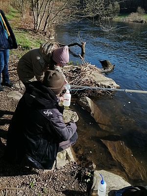 Abfüllen des Wassers in die vorbereiteten Flaschen