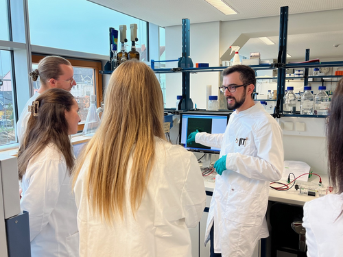 Doktorand Nils Schön führt angehende Lehrer:innen in die Welt der Genschere CRISPR/Cas und die DNA-Sequenzierung mit Nanoporen ein. (Foto: Röbbe Wünschiers)