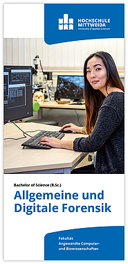 Eine junge Frau sitzt an einem PC, im Hintergrund ein menschlicher Schädel.